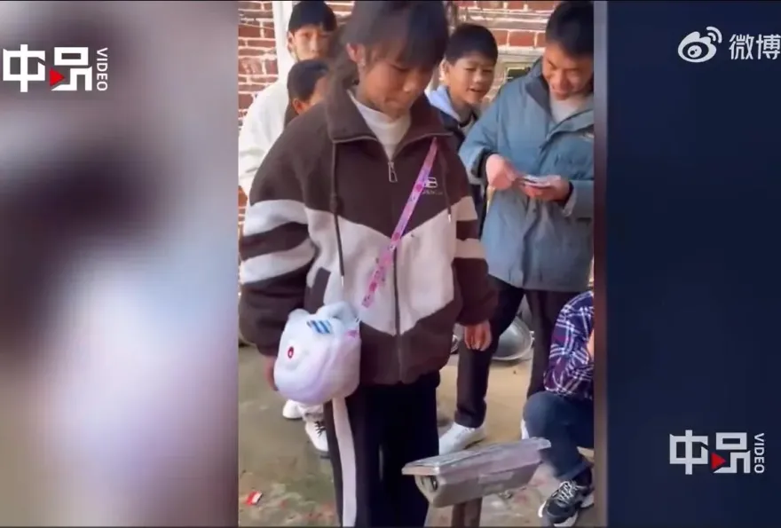 影/想拿紅包？先秤重！肉販舅按體重給外甥發壓歲錢　網友笑翻：挑食孩子吃虧了
