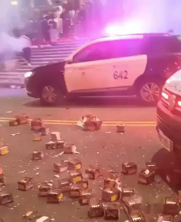 影/除夕夜移工群聚林口觀音寺放煙火　警消到場驅逐開罰