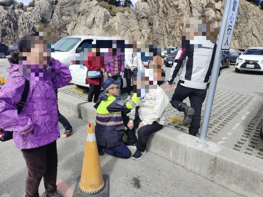 7旬翁登武嶺高山症發作　急攔警車求援「氧氣罐」保命
