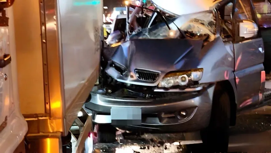 苗栗嚴重車禍！廂型車高速追撞違停物流車　車頭削一半、駕駛眼被割