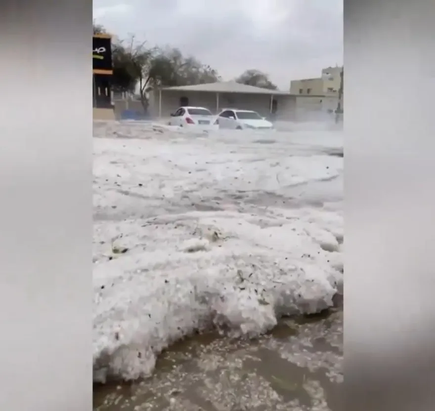 影/杜拜罕下冰雹！街道「慘遭冰河吞噬」洪水同步肆虐　當局命令遠距辦公