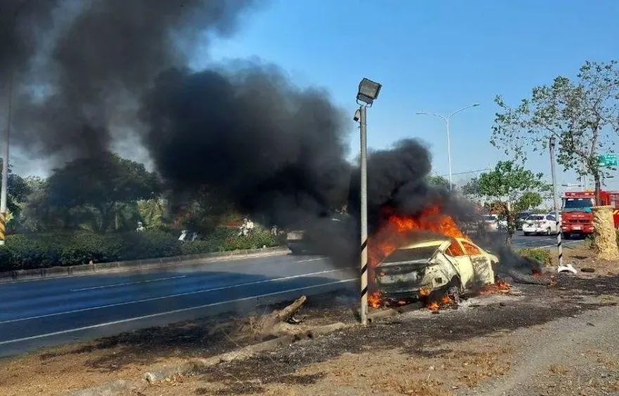 影/直擊逼車撞樹變火球！枋寮屁孩疑超車　S形走法下秒出事、3人跳車