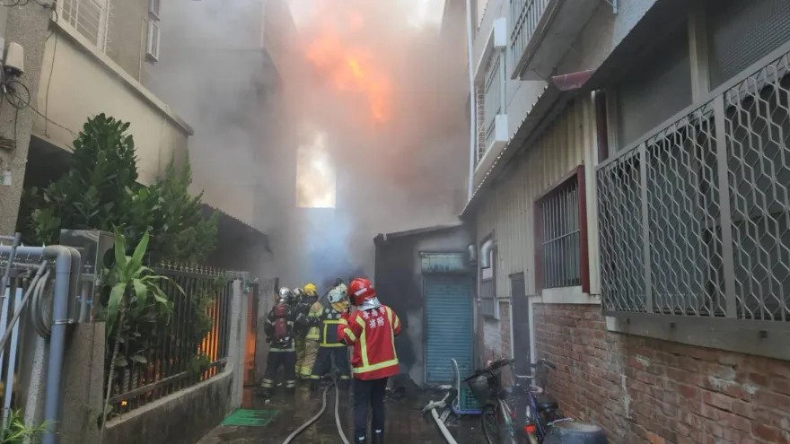 快訊/初五悲劇！台南民宅大火延燒4戶　83歲翁送醫搶命不治