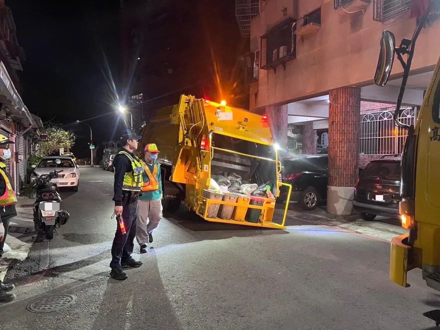 垃圾爆量？高雄楠梓「路吞」垃圾車歪一邊　原來是天坑害的