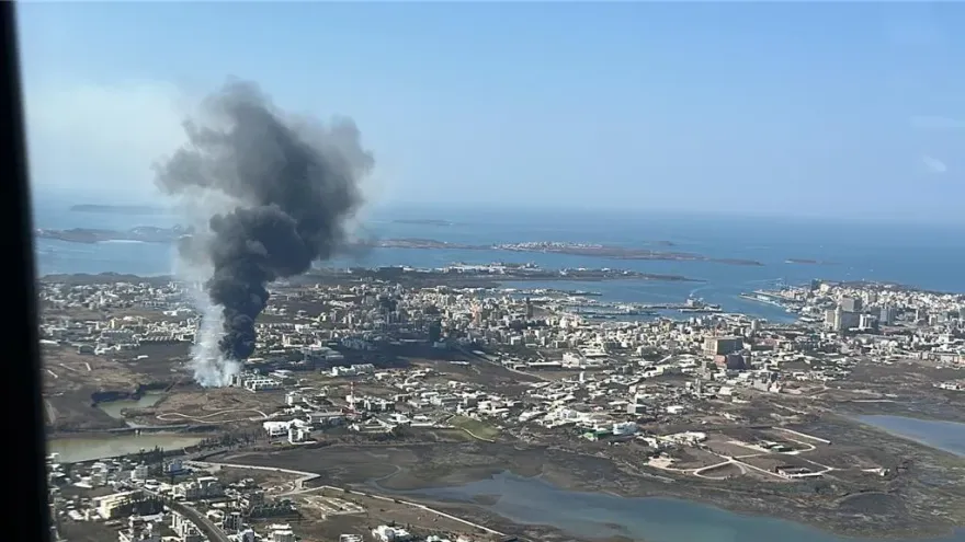 震撼空拍黑龍竄天！澎湖東衛水庫旁野火燎原　延燒住宅