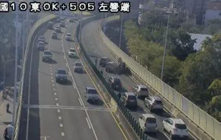 快訊/國10左營端3車追撞　西向出口「一度封閉」車流大回堵