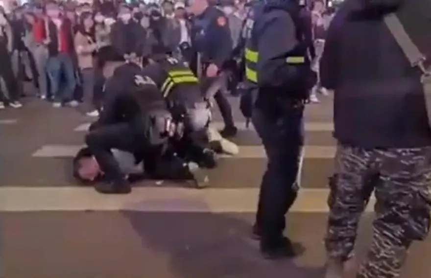 影/西門町暴走男揮醉拳路人驚逃　23歲陸戰隊軍人帥氣壓制