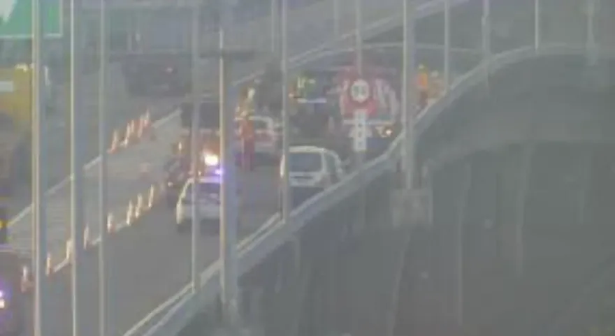 快訊/自撞護欄慘變「火燒車」！國3崁頂交流道驚見轎車出事　出口暫封閉