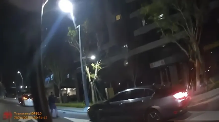 快訊/台中逢甲商圈驚見3男「電擊棒擄人上車」！　警開12槍急追緝