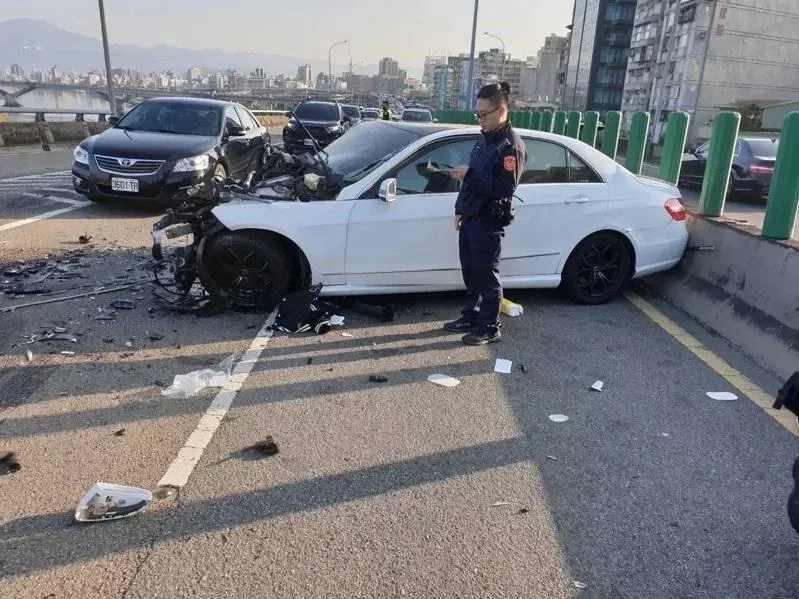 快訊/北市環快開工日驚見嚴重車禍！　賓士車頭全毀駕駛命危送醫