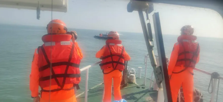快訊/陸漁船越界捕魚遭取締釀2人落海身亡！海巡：該船蛇行拒檢還甩尾才翻覆