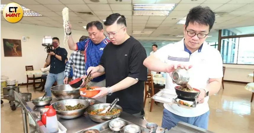 團伙私房菜2/門外漢閉門淬鍊　「中正二分局牛肉麵」一餐60元警員吃光光