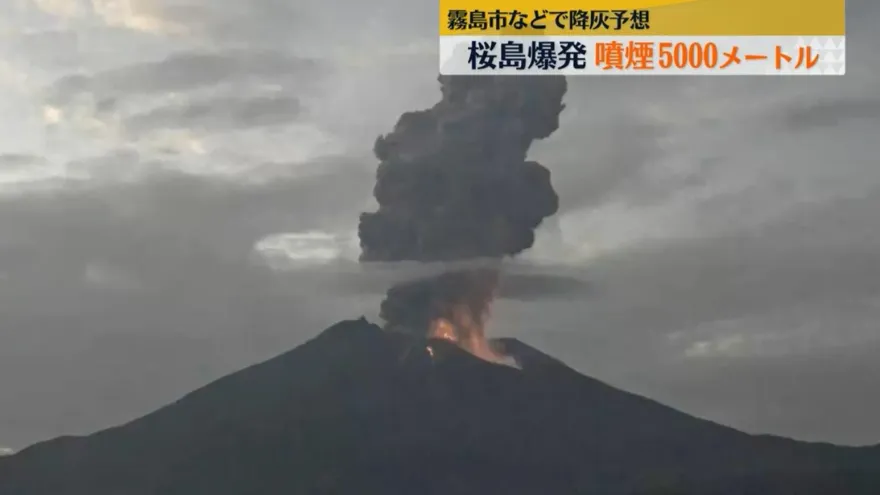 影/赴日注意！九州櫻島火山「爆炸式噴發」　煙柱直竄5000公尺高空