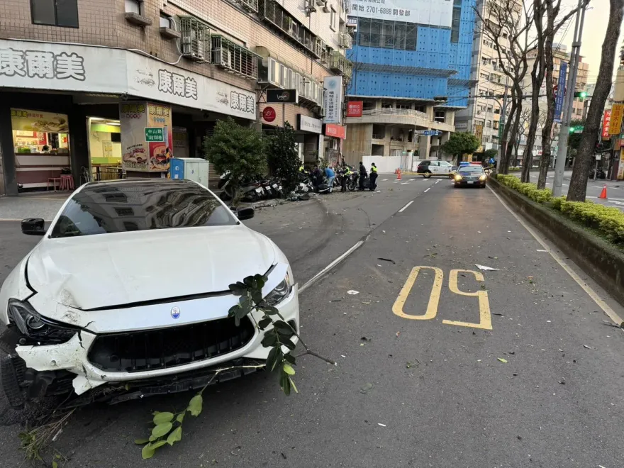 影/「海神」失控甩尾畫面曝！掃掉26機車　酒駕男竟是詐欺通緝犯