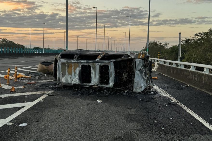 死亡車禍！國3崁頂匝道火燒車　自撞側翻駕駛受困成焦屍