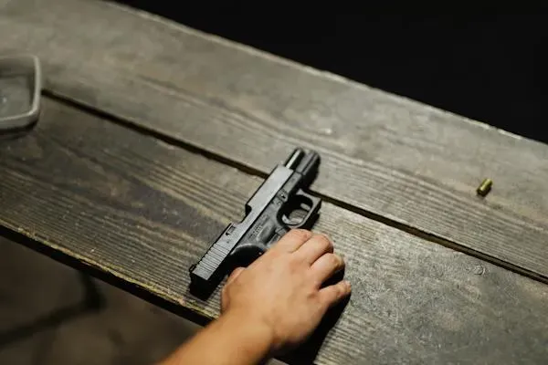 27歲啃老逆子傳槍照！嗆父「送你上西天」硬拗是極樂世界　法官竟這樣判