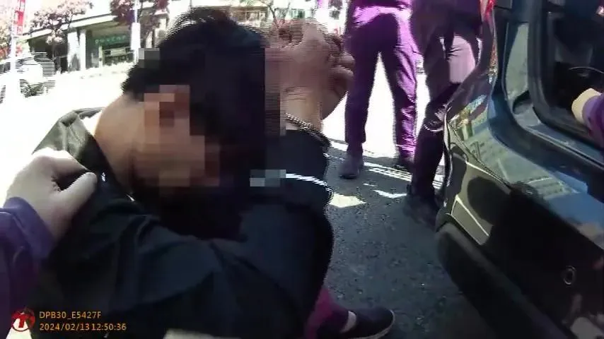影/4條通緝犯台中撞BMW棄車逃　狼狽自摔掉毒被逮