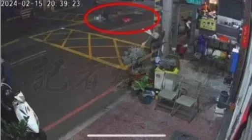 影/奪命瞬間曝！高雄鳳山「騎車跨越雙黃線」撞死未走斑馬線婦人　雙方都違規