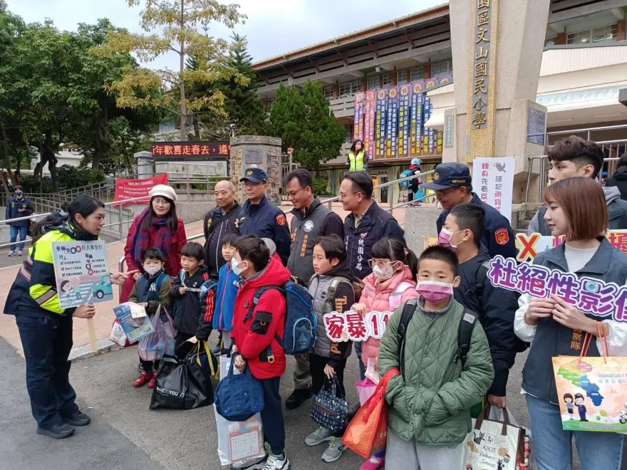 影/開學收心囉！桃園正妹警校門口迎學童　中壢「恐龍阿sir」給小朋友抱抱