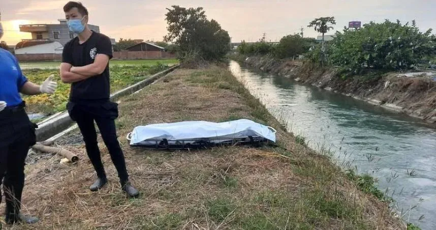 嚇壞！台南新營水圳水門遭異物卡住　細看竟是「女浮屍」