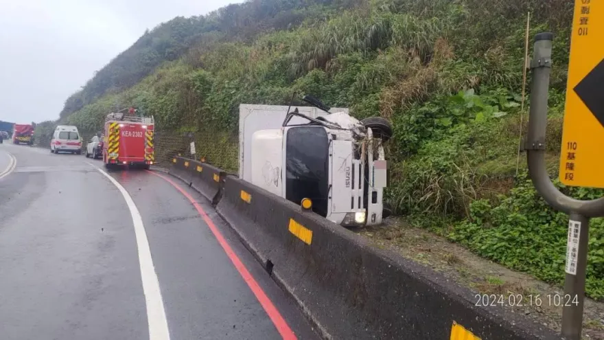 失控衝對向車道再整輛「翻越」護欄！台2線大貨車驚悚自撞車禍直擊