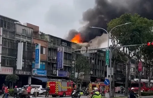 快訊/土城民宅失火！頂樓竄出熊熊烈火　駭人畫面曝光