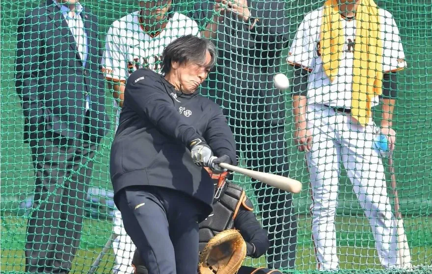 影/哥吉拉出沒注意！松井秀喜「教練插花開轟」全場歡聲雷動