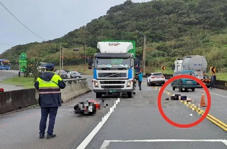 影/新北貢寮死亡車禍！曳引車撞機車「血流滿地」　女騎士受重創送醫不治