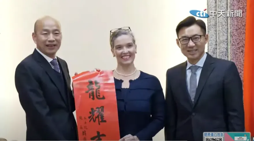 影/韓國瑜國會外交首秀！會見AIT處長孫曉雅　致贈「龍耀吉慶」春聯氣氛融洽