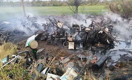金門男放火整地滅紅火蟻卻釀災　不慎燒毀30輛古董機車損失慘重
