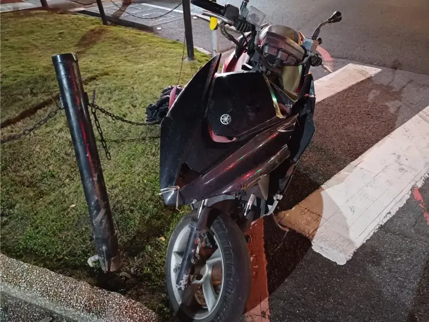 淡水騎士「自撞分隔島」慘亡！人車噴飛頭部重傷　搶救1小時仍不治