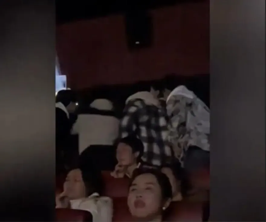 遇到惡煞！夫妻要求前排調座位遭拒　竟撂人狂揍學生還賞巴掌