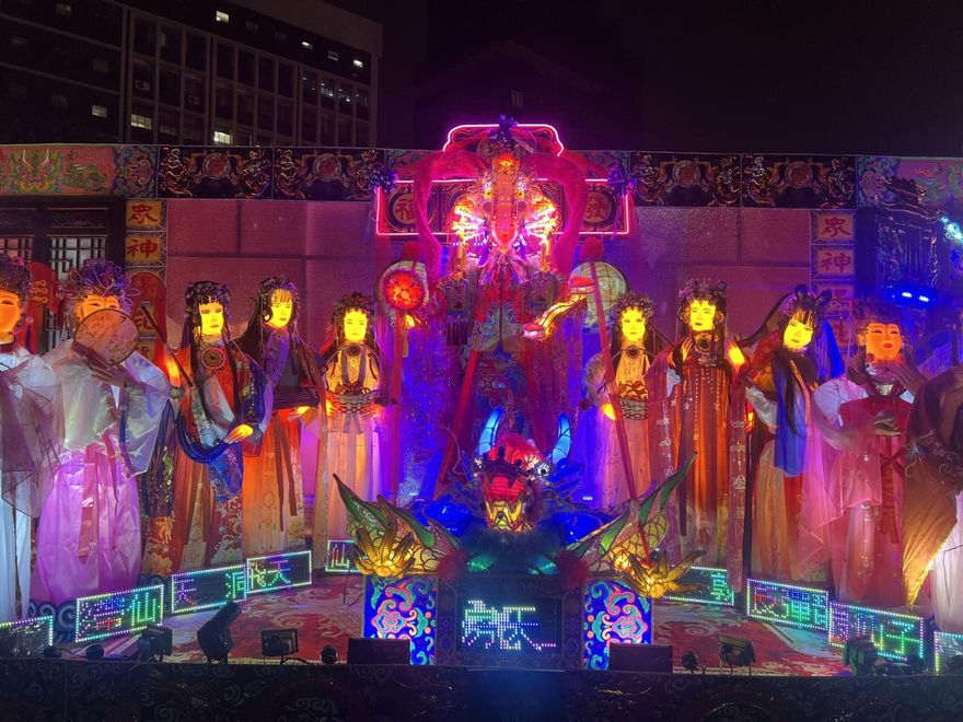 台北花燈很毛！神明似紙紮「細眉翹睫毛」太逼真　 作者：南部常見