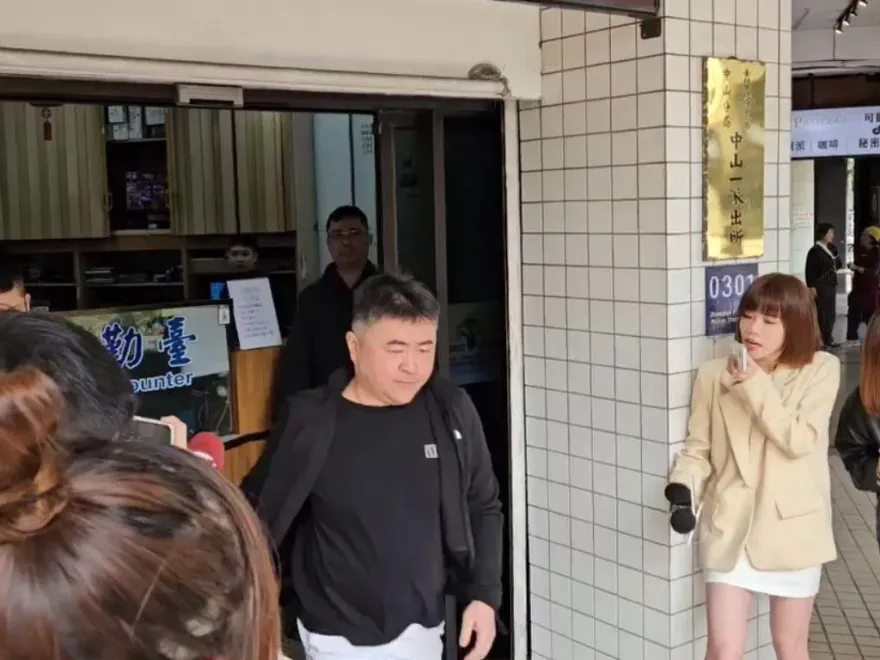 快訊/林千又家暴案！賴姓富商做完筆錄「衝出警局」　拔腿狂奔進座車