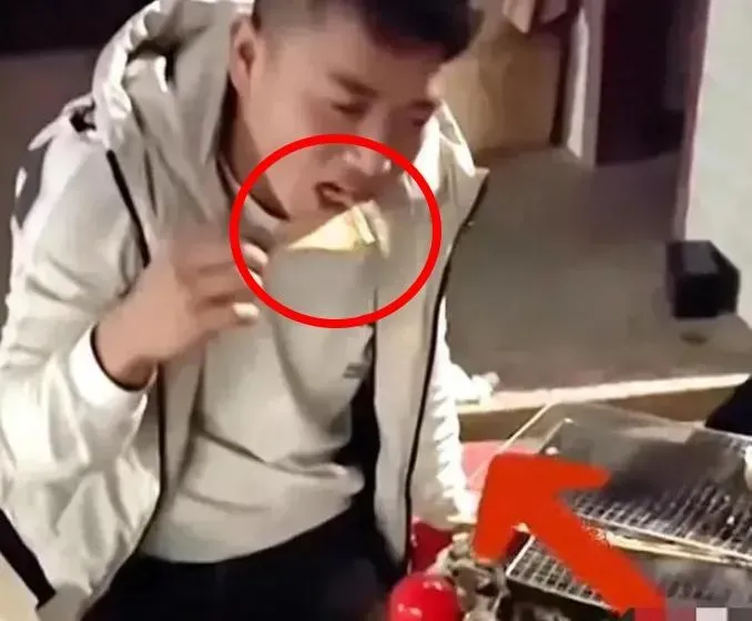 影/醉成這樣！男子「把毛刷當串燒」狂啃　邊吃邊吐毛眾人笑翻