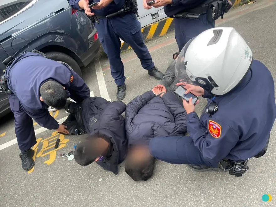 影/冤家路窄！初七3煞三峽老街巧遇債務人「攔車逼債」　當街被逮