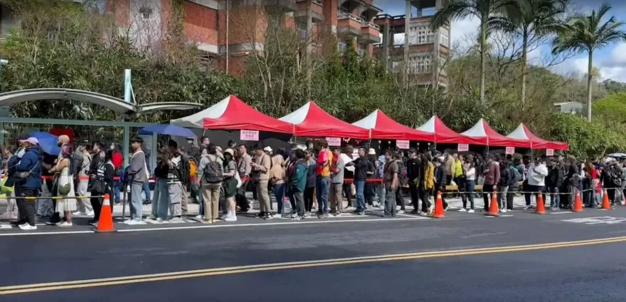 影/補班日破千人上山排隊搶天燈！平溪天燈節今晚浪漫登場