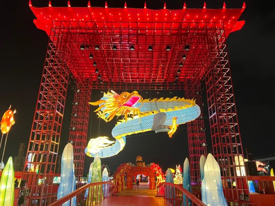 新北燈會大都會公園「龍」重點燈！　12米龍宮青龍騰空幻化驚豔全場