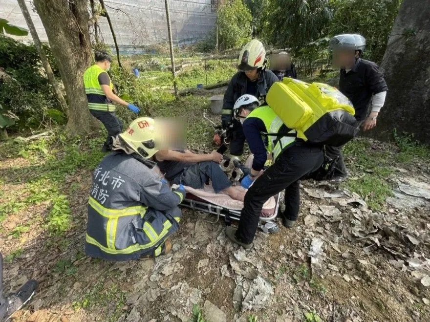 新北男整地農用機翻覆！左腿捲入「刀片鑲嵌小腿」　血流不止送醫搶救