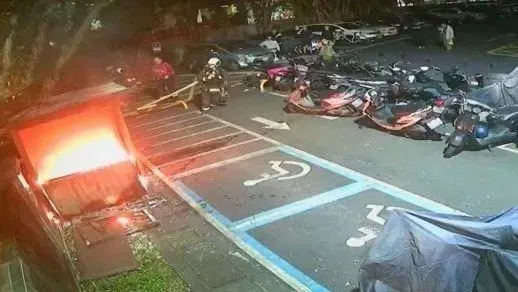 內湖驚見停車場收費亭遭炮攻陷火海！闖禍屁孩還躲一旁公園裝沒事通通被逮