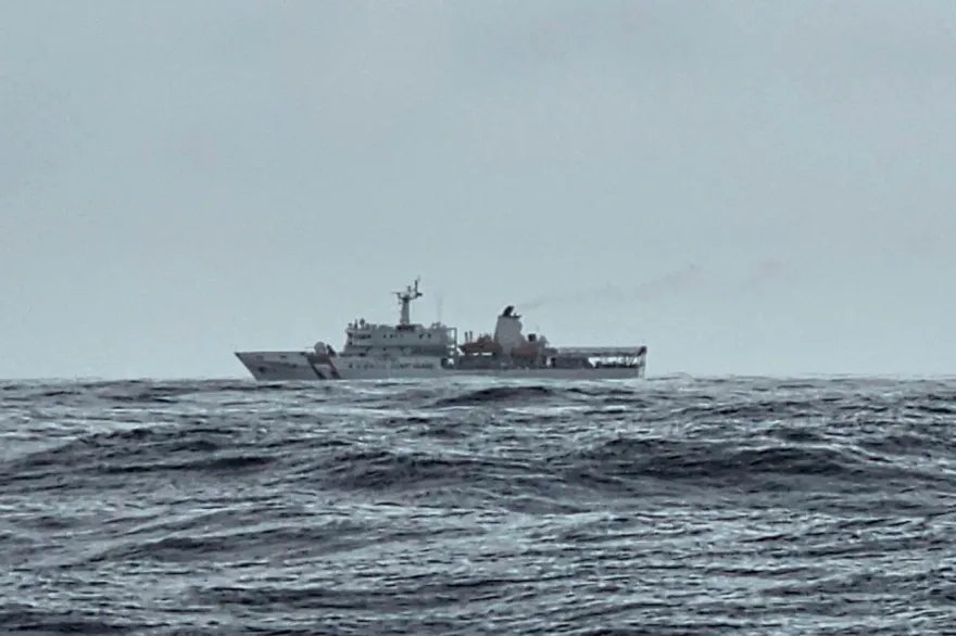 快訊/陸籍海調船「大洋號」闖我東部海域！緊貼24浬線來回行駛　與桃園艦對峙中