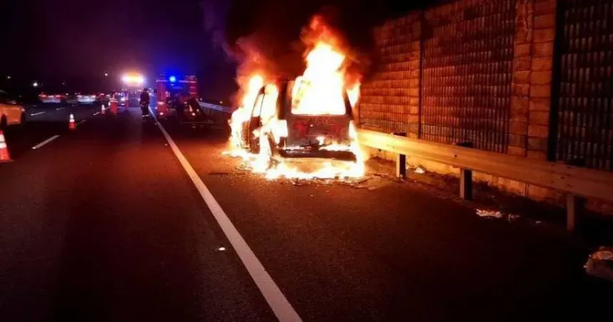 國1彰化段火燒車！小客車慘遭火舌吞噬　4人急跳車逃生
