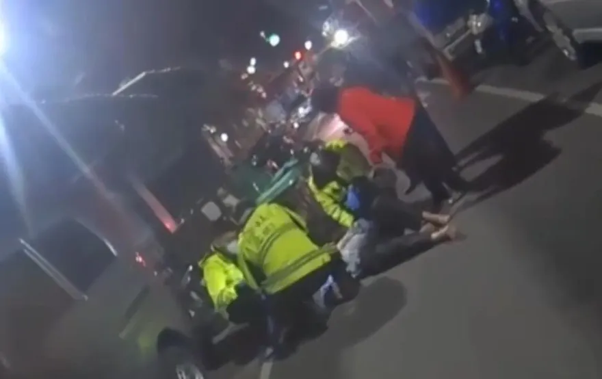 影/亂入宮廟餐會搗亂！三重醉男不請自來入席     還賞妹子巴掌被打趴