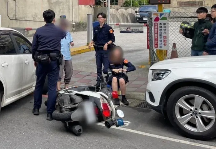 影/新北正妹女警趕赴事故現場　撞對向左轉車慘摔送醫