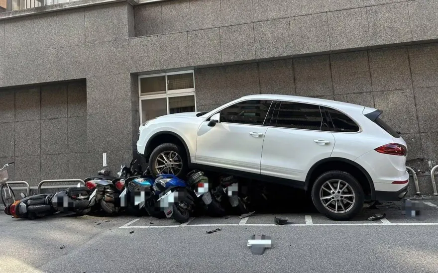 影/大直保時捷休旅車急閃騎士　失控 「騎上」路邊整排機車