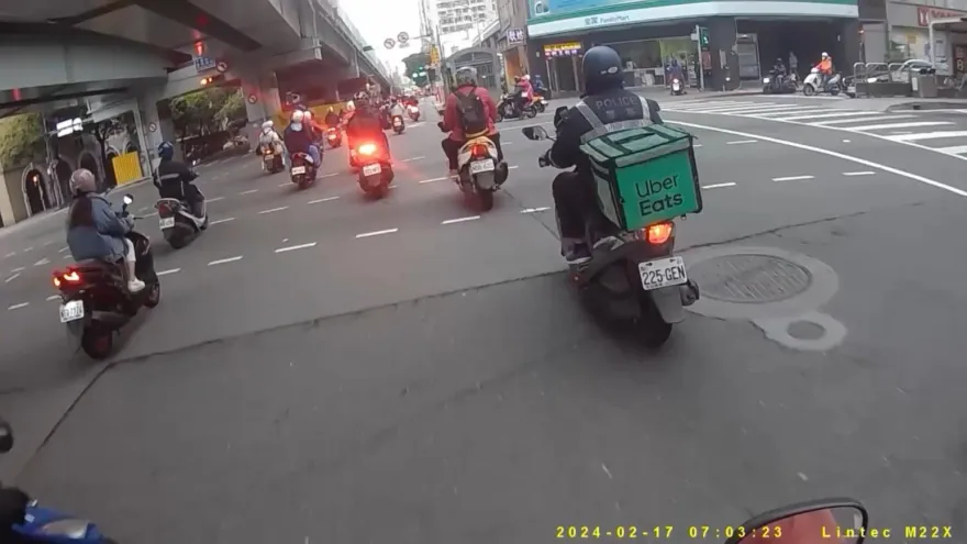 警察也兼職外送？保全穿舊款雨衣禦寒　大同警：亂穿制服恐觸法