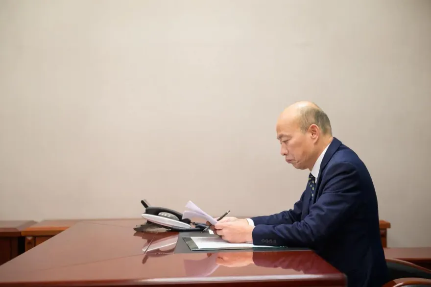 韓國瑜震撼發文！遭指議事不中立　邀請政大教授盧業中出任民主基金會執行長