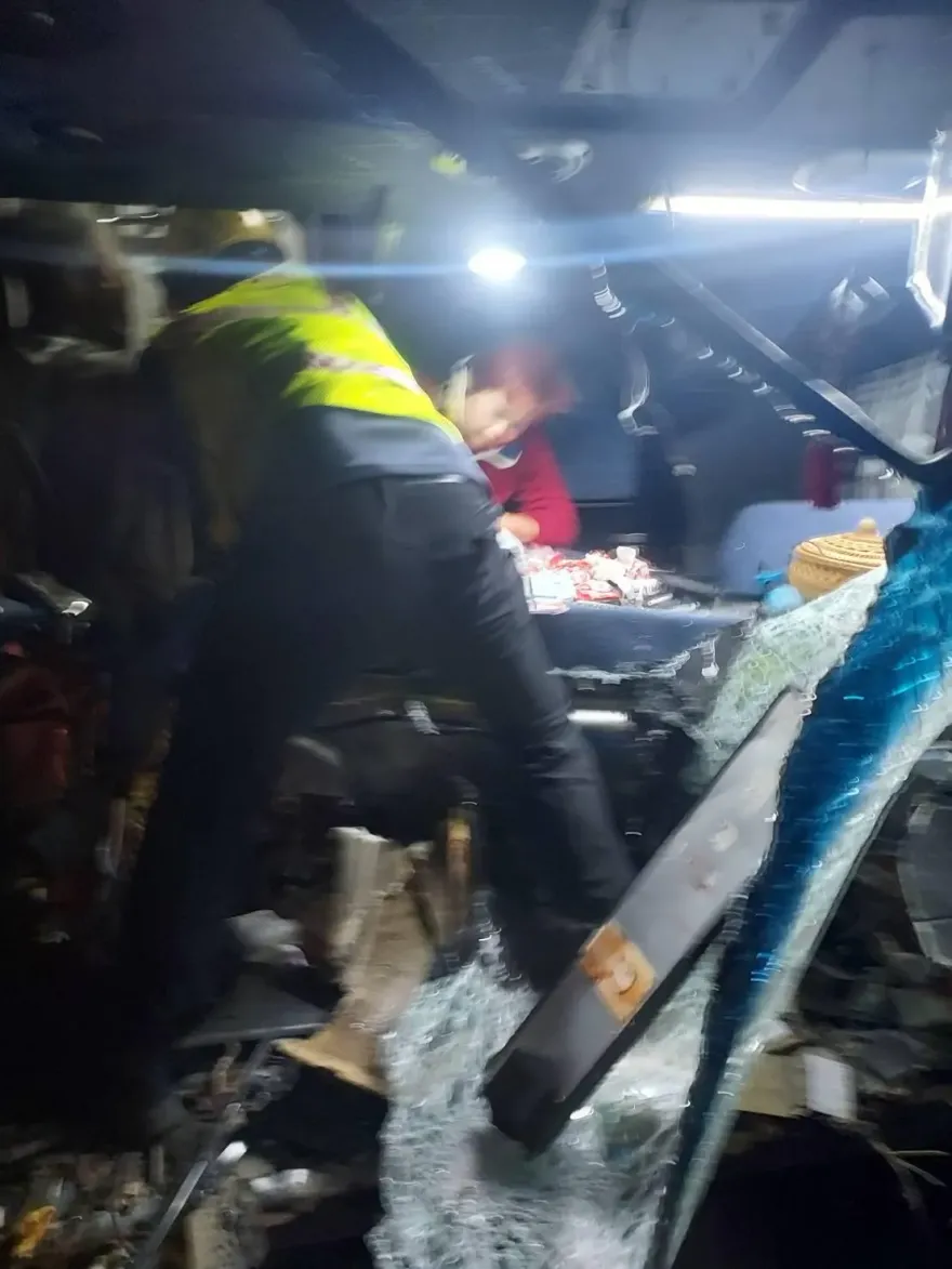 影／台中1命危6傷車禍！美食直播主員工旅遊撞逆向貨車　老闆現場急開播求救