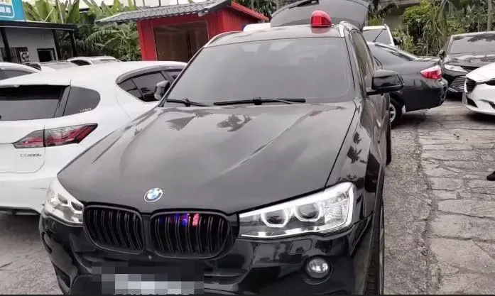再皮啊！BMW車貼「中打」還裝警示燈　本尊把他抓起來…下場GG