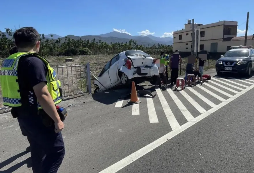 影/屏東台1線大貨車追尾3連撞！害1車慘犁田　駕駛受困搶救畫面曝